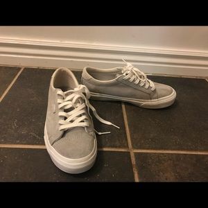 Cute gray vans!💛💛💛
